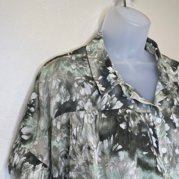 Caslon NWT Watercolor Pattern Short Sleeve Collared Button Front Lightweight Top - Picture 6 of 11